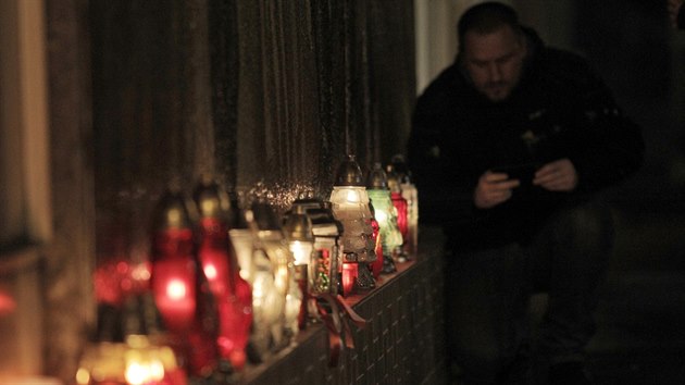 Lidé nosí svíčky ke vchodu dolu Stonava sever na Karvinsku, kde došlo k neštěstí, při kterém zemřelo třináct horníků. (21. prosince 2018)