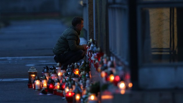 Lidé zapalovali  svíčky u areálu Dolu ČSM Sever ve Stonavě na Karvinsku na památku třinácti horníků, kteří zemřeli při výbuchu v dole. (22. prosince 2018)