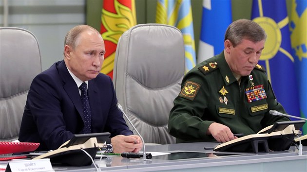 Vladimir Putin osobn sledoval test nov mezikontinentln rakety Avangard. Na snmku je vedle nj nelnn generlnho tbu rusk armdy Valerij Gerasimov. (26. prosince 2018)