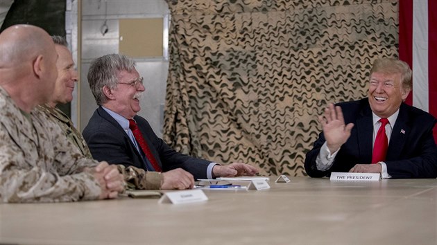 Donald Trump s bezpenostnm poradcem Blho domu Johnem Boltonem na zkladn Al Asad v Irku pi jeho neoekvan nvtv (26. prosince 2018)