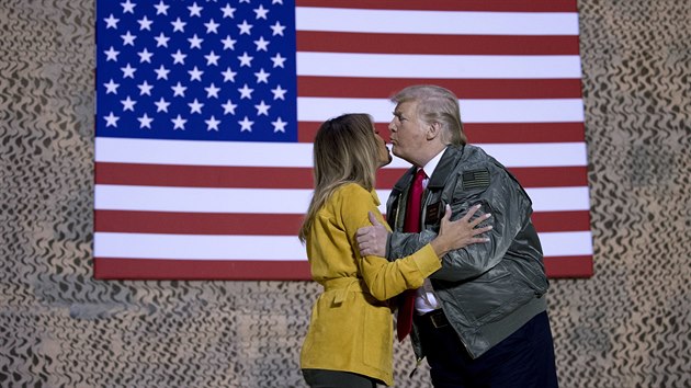 Donald Trump s manelkou Melani na zkladn vojk USA v Irku pi jeho neoekvan nvtv. (26. prosince 2018)