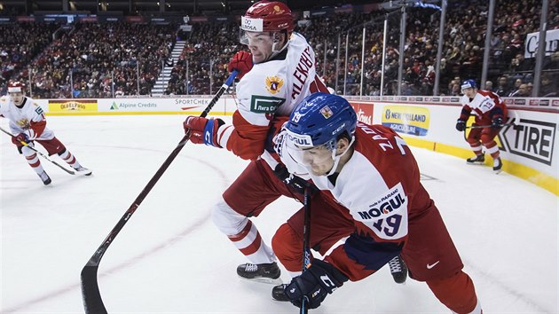 Filip Zadina (vpravo) v osobnm souboji s Rusem Alexandrem Alexejevem.