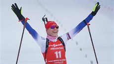 Anastasia Kuzminová slaví triumf v závodu s hromadným startem.