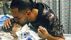 Otec Ali Hassan líbá svého dvouletého syna Abdullaha v nemocnici v Sakramentu....