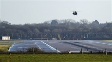 Londýnská policie pi pátrání po pilotovi dronu vyuívá také helikoptéru.
