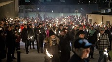 Lidé se seli v rodném mst Norky Maren Uelandové, aby uctili památku obou...