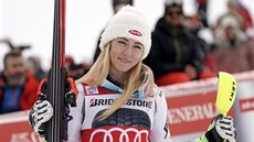 Američanka Mikaela Shiffrinoová se raduje z vítězství ve slalomu v Courchevelu.