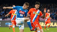 Marko Rog z Neapole (vlevo) se sna�í odcentrovat p�es Kevina Bonifaziho ze...