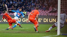 Lorenzo Insigne z Neapole (v modrém) stílí na bránu bhem utkání proti Spalu.