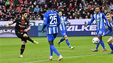 Kevin Volland z Leverkusenu (vlevo) stílí na bránu Herthy v zápase nmecké...