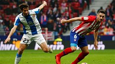 Koke z Atlética Madrid u míe, napadá ho Esteban Granero z Espanyolu.