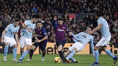 Lionel Messi z Barcelony (uprosted) se probíjí obranou Celty Vigo.