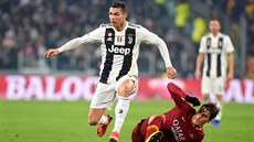 Cristiano Ronaldo z Juventusu pekonává eského útoníka ve slubách AS ím...