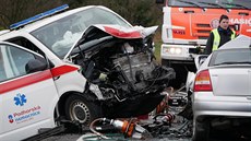 Na Bruntálsku se srazilo osobní auto se sanitkou, zemeli dva lidé