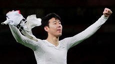 Jihokorejský fotbalista Tottenhamu Heung-Min Son slaví pohárové vítzství v...