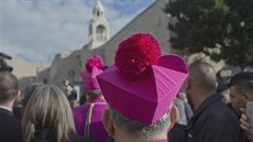 Arcibiskup Pierbattista Pizzaballa přichází k chrámu Narození Páně v Betlémě.