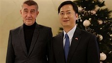 Andrej Babi s ínským velvyslancem ang ien-minem.
