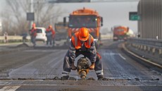 Na ostravské části dálnice D1 začaly provizorní opravy zvlněné vozovky. (12....
