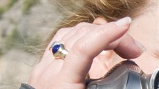 Soa Illeová nosila prsten s výrazným modrým kamenem.