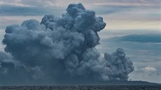 Stále neklidný indonéský vulkán Anak Krakatoa (28.12.2018)