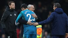 TRENÉR A HRÁČ Claudio Ranieri, kouč Fulhamu) se objímá se Sergio Rikem poté, co...