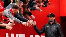 Liverpoolský trenér Jürgen Klopp se zdraví s fanouky ped utkáním s Newcastlem.