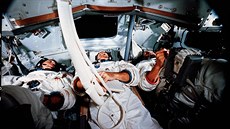 Posádka Apollo 8 pi tréninku v listopadu 1968. Zleva jsou William A. Anders,...