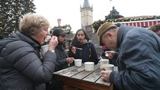 Lidé jedí rybí polévku na Staromstském námstí.