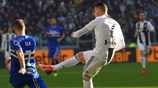 Cristiano Ronaldo z Juventusu Turín skóruje v utkání proti Sampdorii Janov.