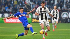 U mí�e Mario Mand�uki� z Juventusu, napadá ho Alex Ferrari ze Sampdorie.