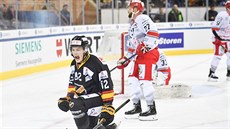 Alexander Ruuttu z finského týmu KalPa Kuopio slaví gól v zápase s Tincem.