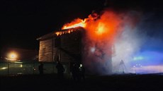 Šest jednotek hasičů bojovalo v Bohuňovicích na Olomoucku s požárem dřevěné...