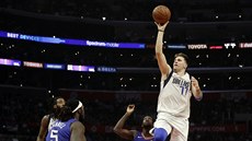 Luka Doni (77) z Dallasu zakonuje na ko Los Angeles Clippers. Floaterem...