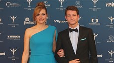 Gabriela Koukalová p�ichází na vyhlá�ení ankety Sportovec roku. Doprovodil ji...