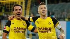 Marco Reus (vpravo) a Mario Götze oslavují gól Dortmundu.