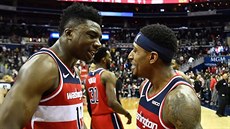 Thomas Bryant (vlevo) a Bradley Beal slaví washingtonskou výhru nad Phoenixem,