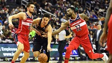 Tomá Satoranský (vlevo) a Jeff Green z Washingtonu se snaí ubránit Devina...