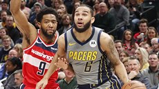 Cory Joseph (vpravo) z Indiany se tlaí pes Chassona Randla z Washingtonu.