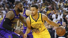Stephen Curry (vpravo)´z Golden State najídí kolem LeBrona Jamese z LA Lakers.