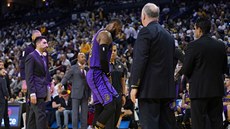 LeBron James z LA Lakers se proti Golden State zranil a jde na laviku.