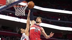 Tomá Satoranský (31) z Washingtonu smeuje do koe Detroitu, neubránil ho ani...