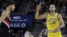 Stephen Curry (30) z Golden State slaví trojku, jeho mladímu bratru Sethovi z...