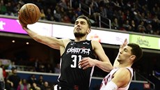 Tomá Satoranský (vlevo) z Washingtonu zakonuje kolem Zacha LaVinea z Chicaga.