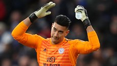 Branká Neil Etheridge z Cardiff City se chystá na zápas.