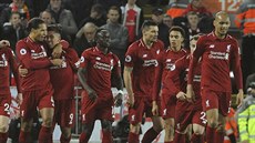 Fotbalisté Liverpoolu slaví gól proti Arsenalu.