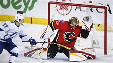 David Rittich v brance Calgary inkasuje v utkání proti Tamp.