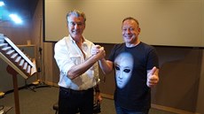 Herec Pierce Brosnan s Michalem Dvo�ákem ve studiu, kde nahrál mluvené slovo do...