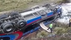 Autobus sjel v Peru ze silnice a skončil v řece. 8 lidí zemřelo