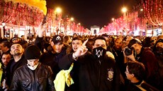Policie na pařížské třídě Champs Elysees při protestech žlutých vest. (22....
