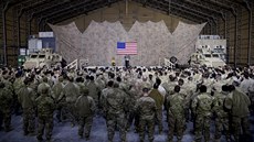 Donald Trump mluví k vojákm USA  na základn Al Asad v Iráku pi jeho...